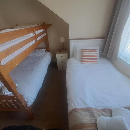 Lion Hotel & Studio Apartments Крикийт Екстериор снимка