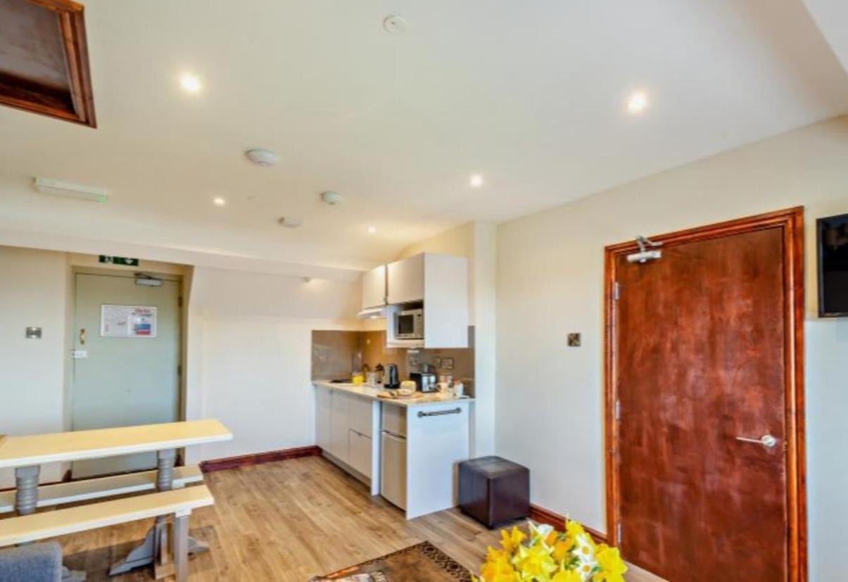 Lion Hotel & Studio Apartments Крикийт Екстериор снимка