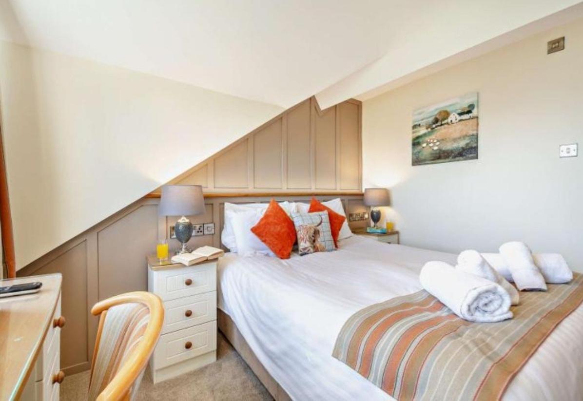 Lion Hotel & Studio Apartments Крикийт Екстериор снимка