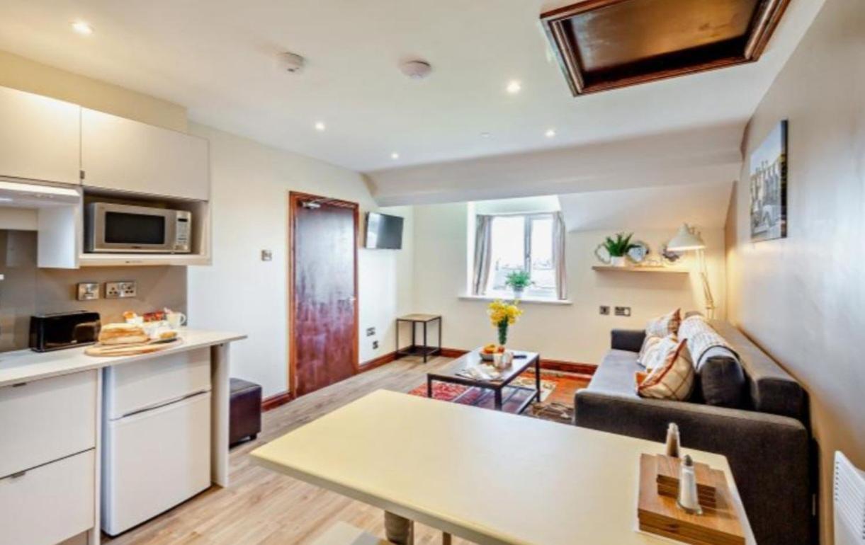 Lion Hotel & Studio Apartments Крикийт Екстериор снимка
