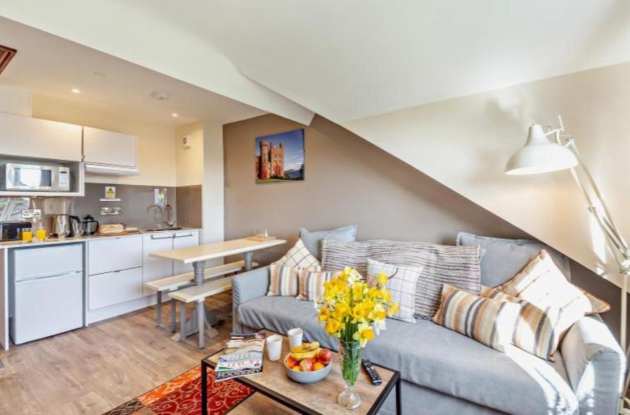 Lion Hotel & Studio Apartments Крикийт Екстериор снимка