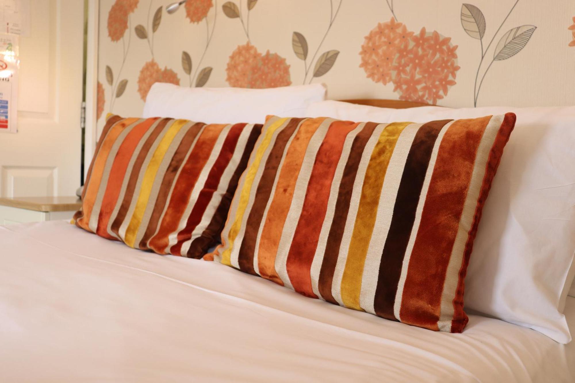 Lion Hotel & Studio Apartments Крикийт Екстериор снимка