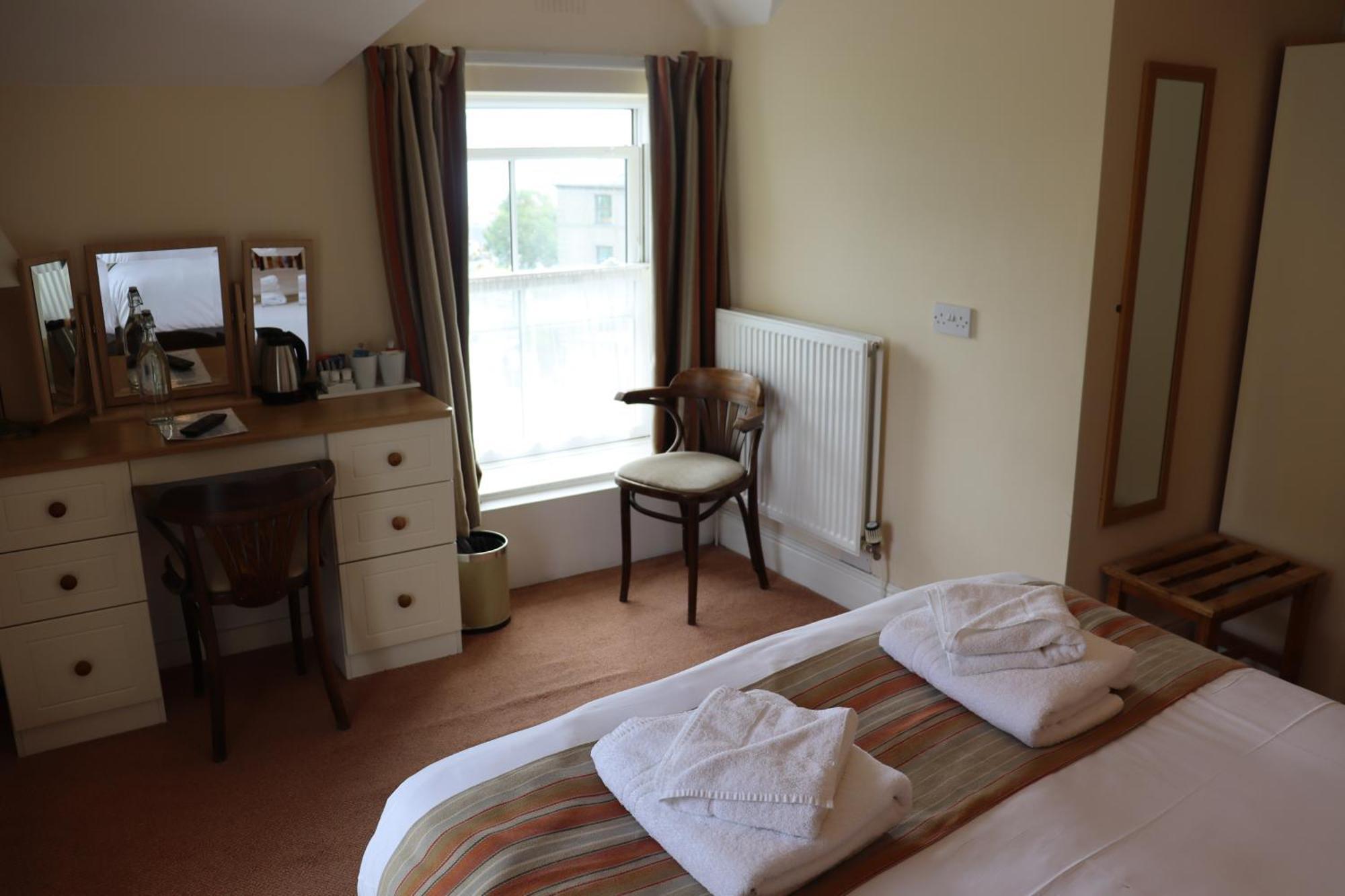 Lion Hotel & Studio Apartments Крикийт Екстериор снимка