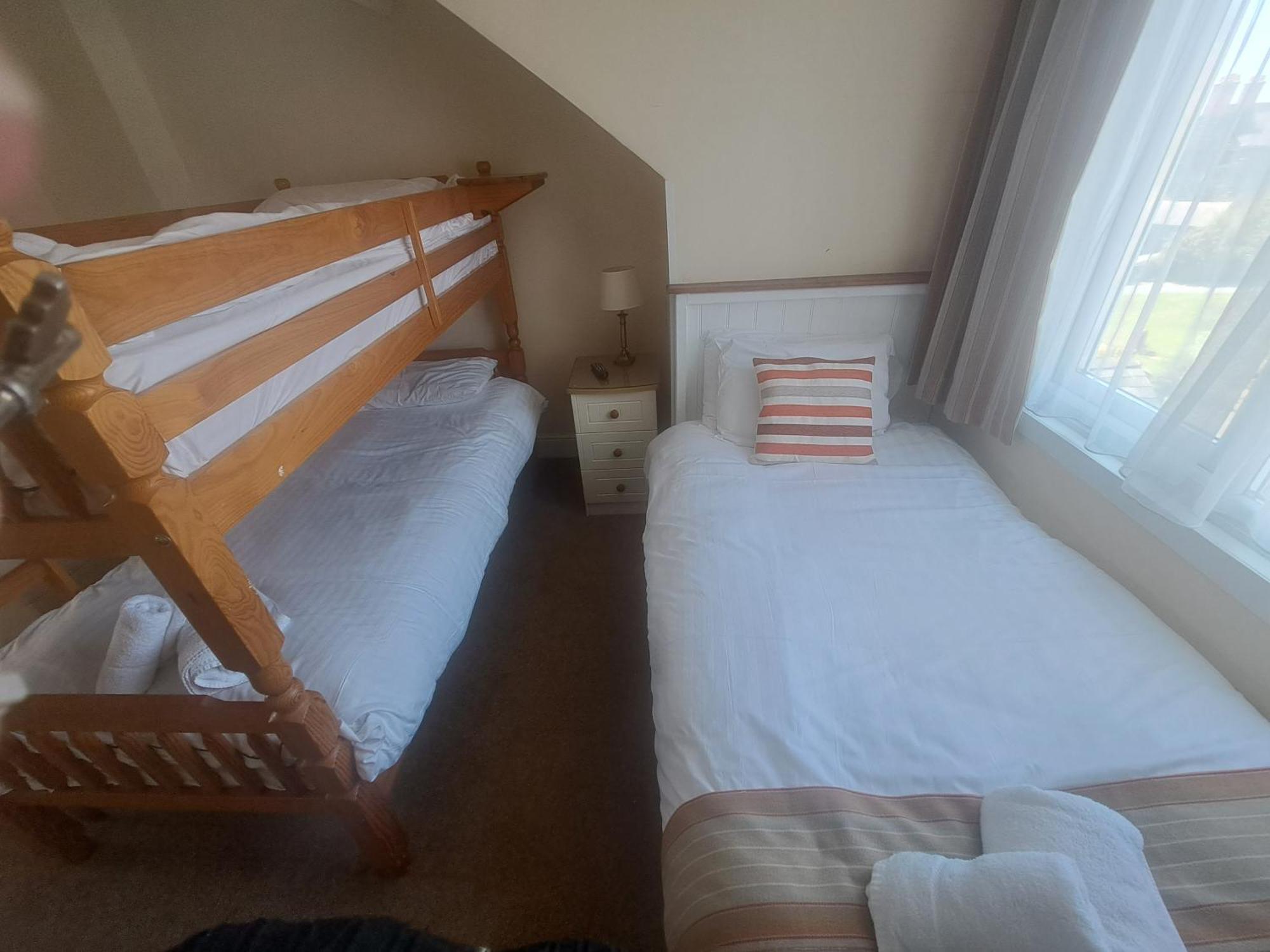 Lion Hotel & Studio Apartments Крикийт Екстериор снимка