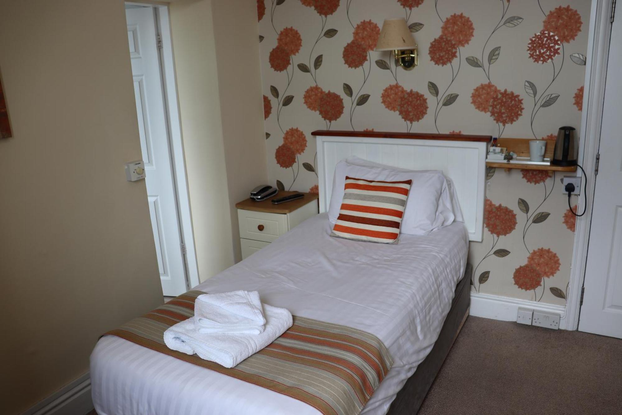 Lion Hotel & Studio Apartments Крикийт Екстериор снимка