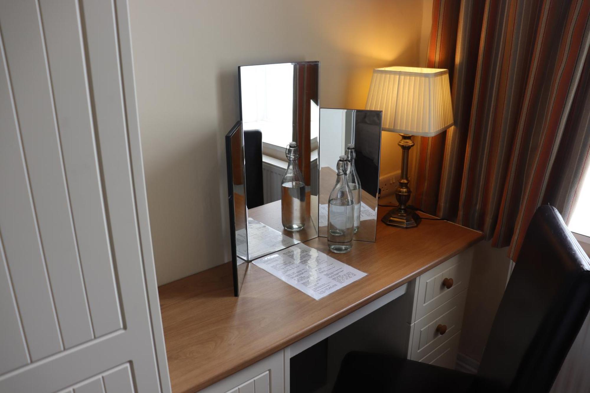 Lion Hotel & Studio Apartments Крикийт Екстериор снимка