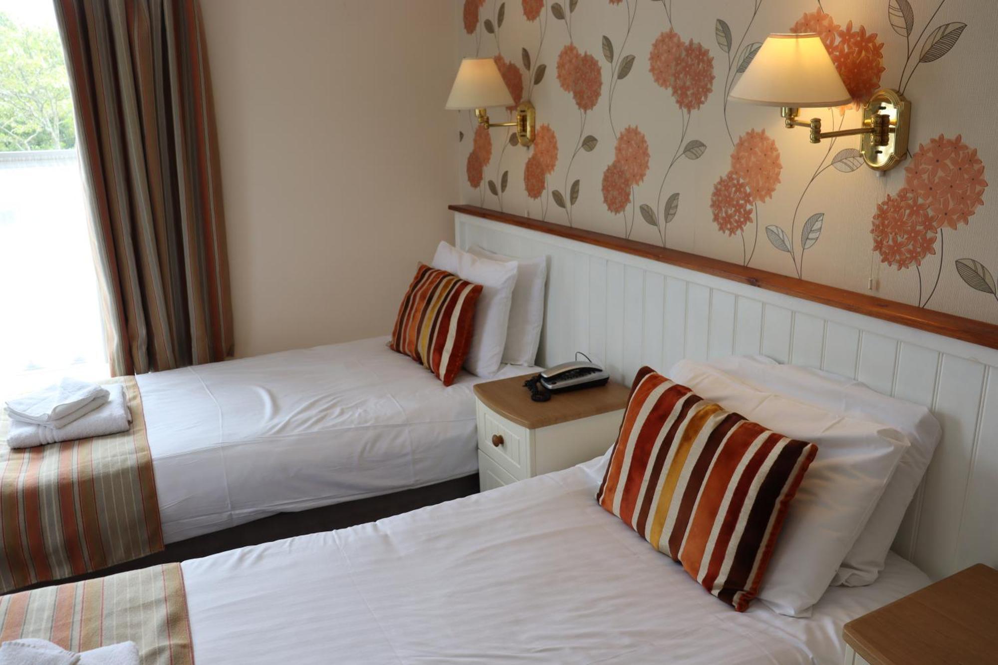 Lion Hotel & Studio Apartments Крикийт Екстериор снимка