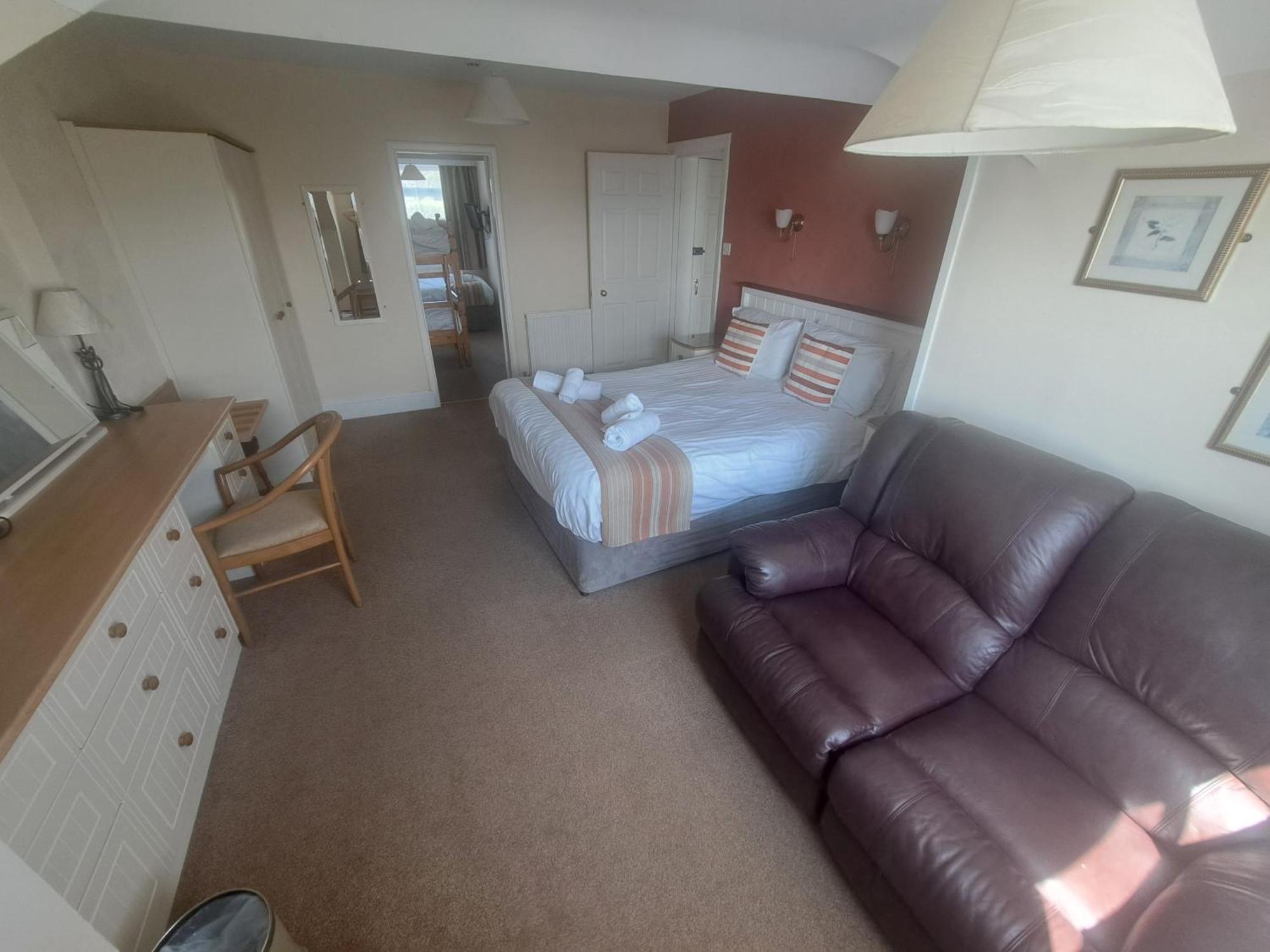 Lion Hotel & Studio Apartments Крикийт Екстериор снимка