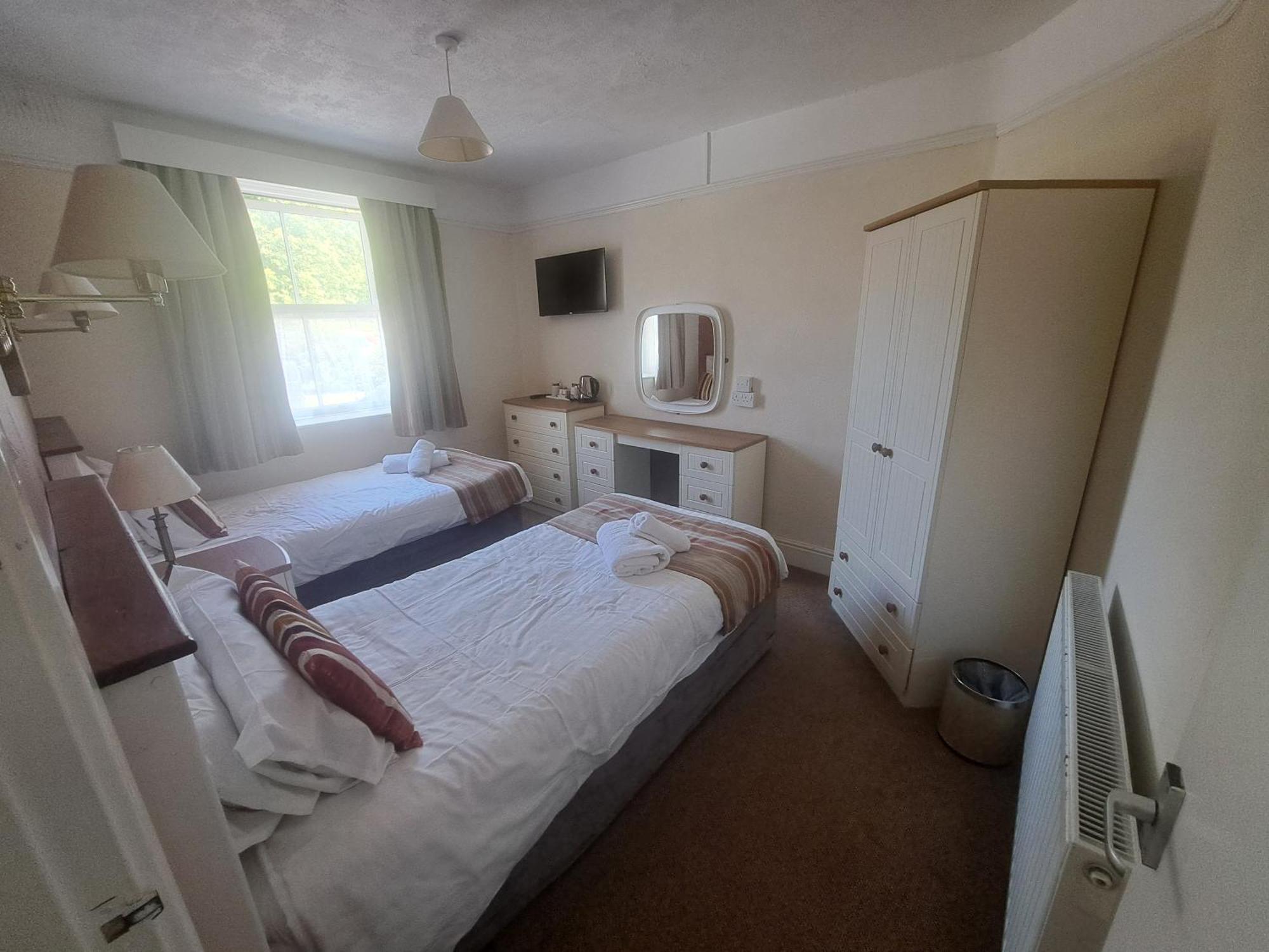 Lion Hotel & Studio Apartments Крикийт Екстериор снимка